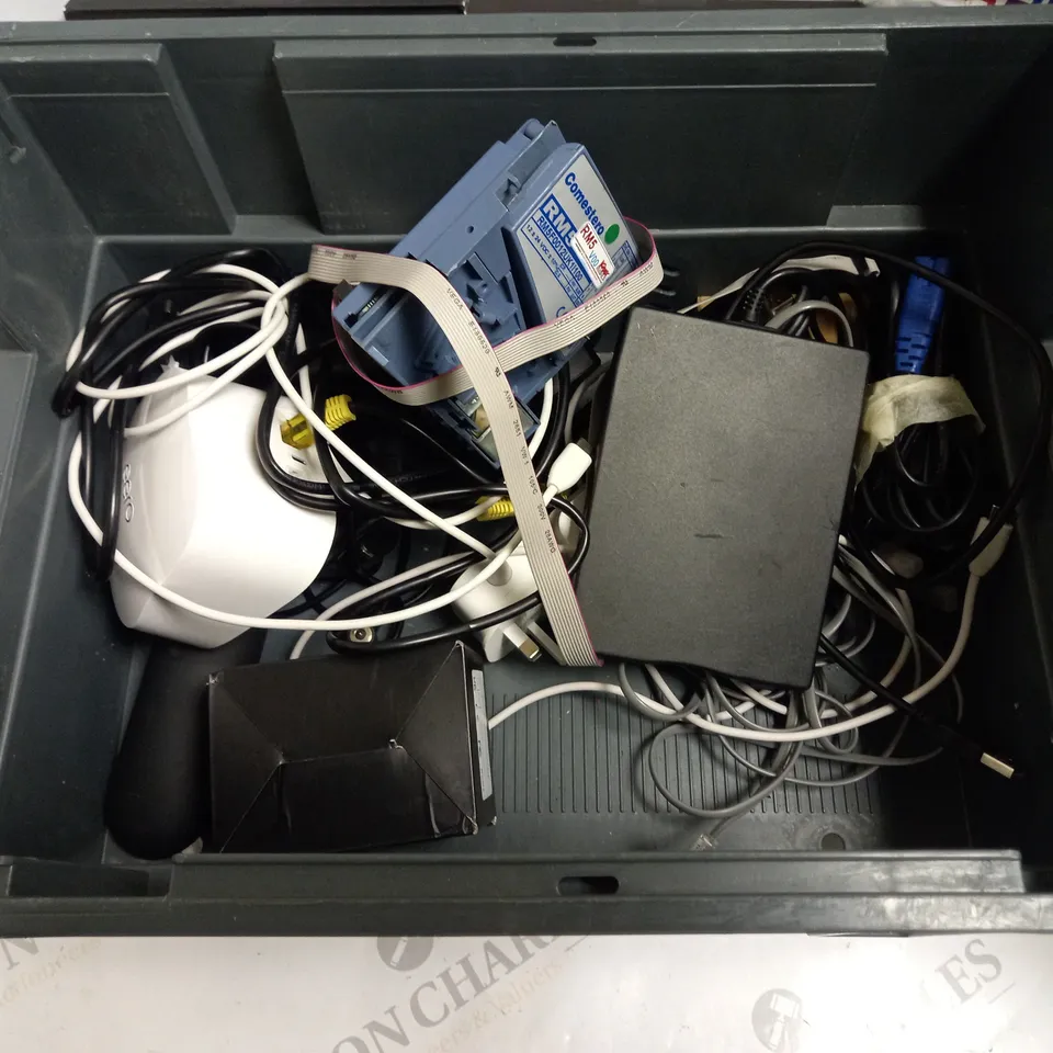 BOX TO CONTAIN APPROX. 14 X ASSORTED TECH PRODUCTS. INCLUDES CONNECTIVITY PRODUCTS, CABLES ETC 