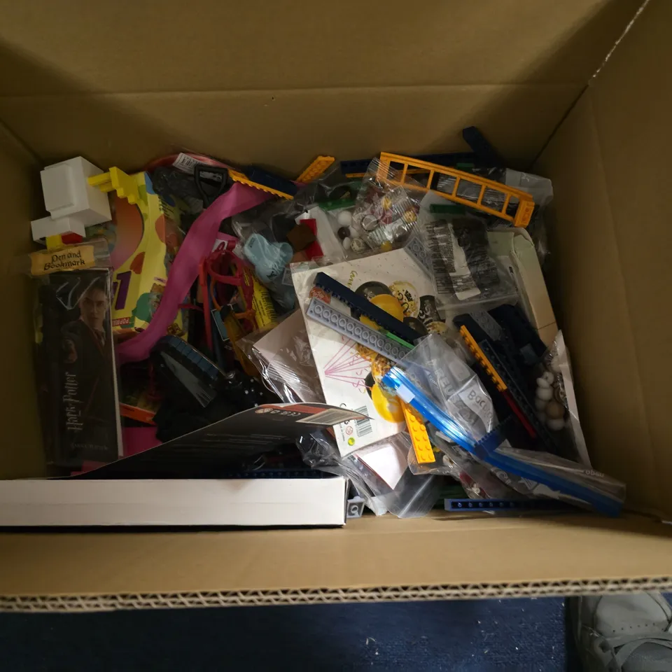 LOT OF ASSORTED TOYS AND CRAFT ITEMS TO INCLUDE MINECRAFT FIGURE, CONSTRUCTION PIECES AND RAQUEX BALLS