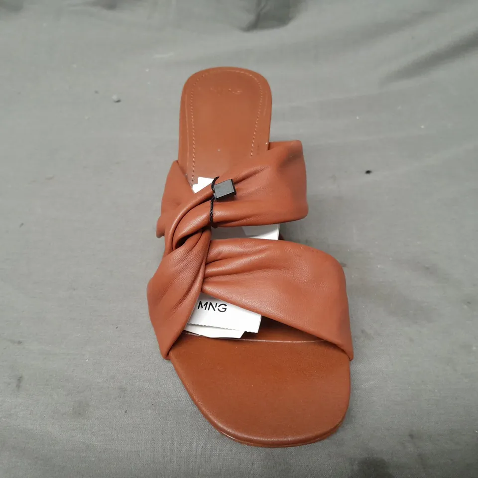 BOXED PAIR OF MNG OPEN TOE BLOCK HEEL SANDALS IN CHOCOLATE UK SIZE 5
