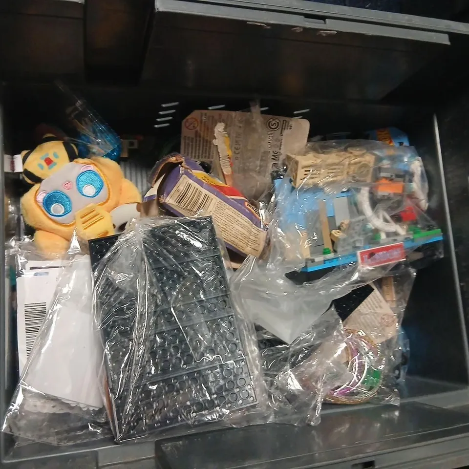 LARGE QUANTITY OF ASSORTED TOYS AND ACCESSORIES TO INCLUDE; HOTWHEELS CARS, FRIENDS PENCIL CASE, MATCHSTICK MONKEY, HAVE YOU EVER CARD GAME AND RUSSIAN DOLL