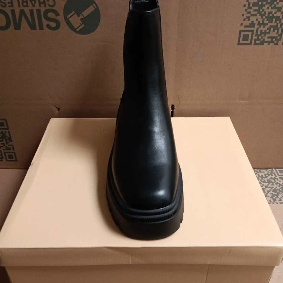 BOXED PAIR OF SIMMI AUSTIN-17 JUDD BLACK CHUNKY CHELSEA BOOTS – UK 6 