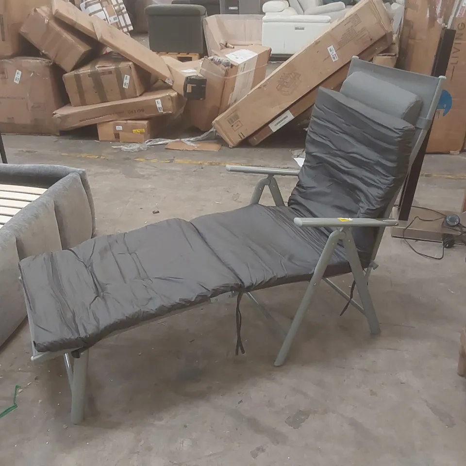 DESIGNER FOLDING SUN LOUNGER WITH CUSHION