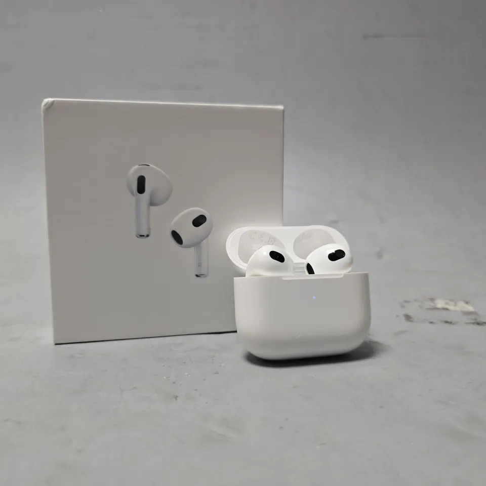 APPLE AIR PODS 3