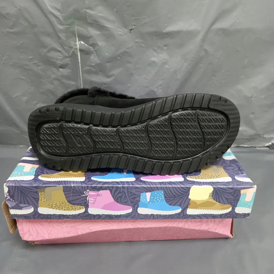 SKECHERS GO WALK SUEDE BOOTS BLACK SIZE 7