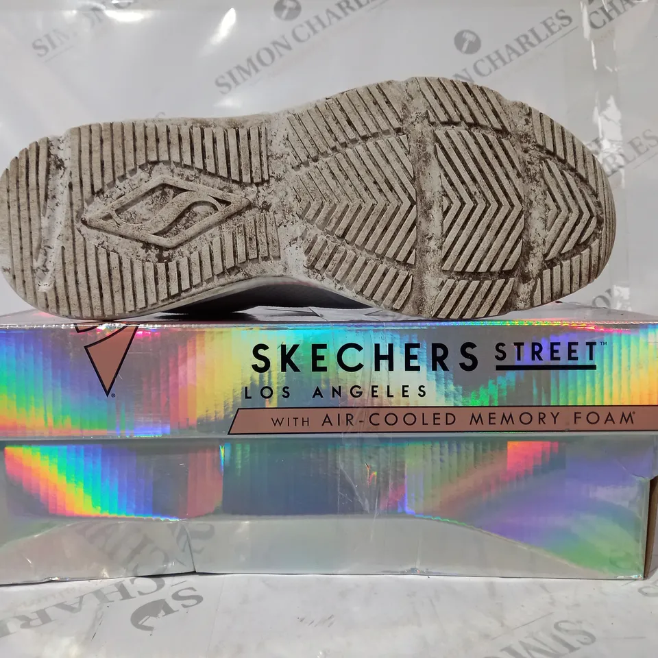 BOXED PAIR OF SKECHERS TRAINERS IN WHITE SIZE 8