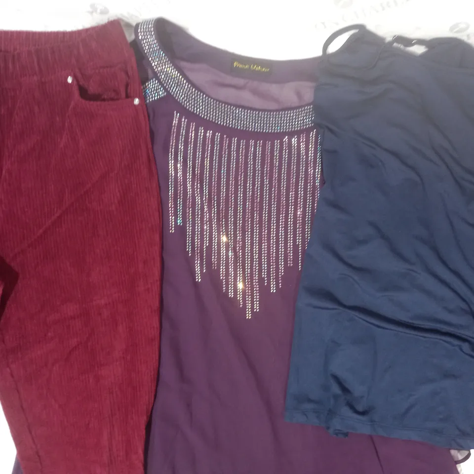 BOX OF APPROXIMATELY 15 ASSORTED CLOTHING AND FASHION ITEMS IN VARIOUS STYLES AND SIZES TO INCLUDE FRANK USHER, QUACKER FACTORY, ETC
