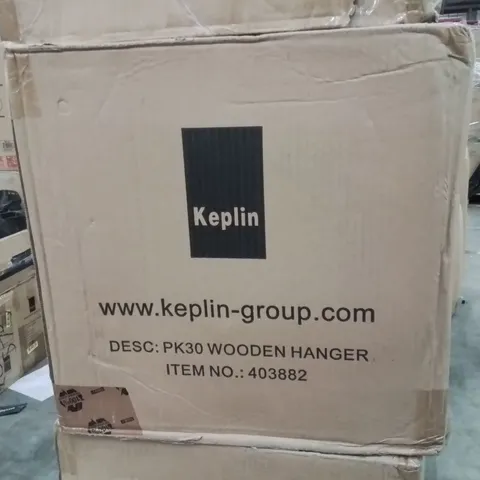 BOXED KEPLIN 30 PACK OF WOODEN COAT HANGERS