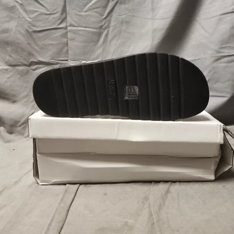 BOXED PAIR OF UNBRANDED OPEN TOE SANDALS IN WHITE/BLACK SIZE UK 5