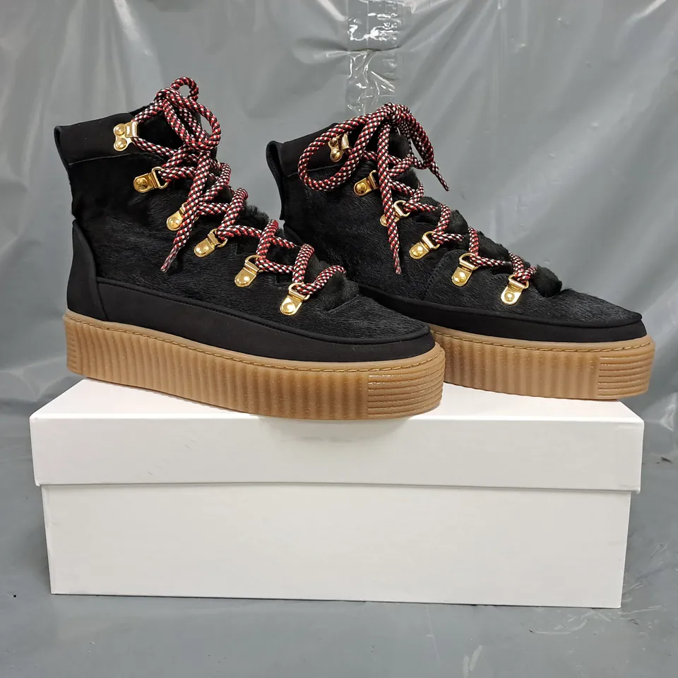BOXED PAIR OF CAMILLA ELPHICK ALPINE BLACK PANTHER BOOTS SIZE EU 38