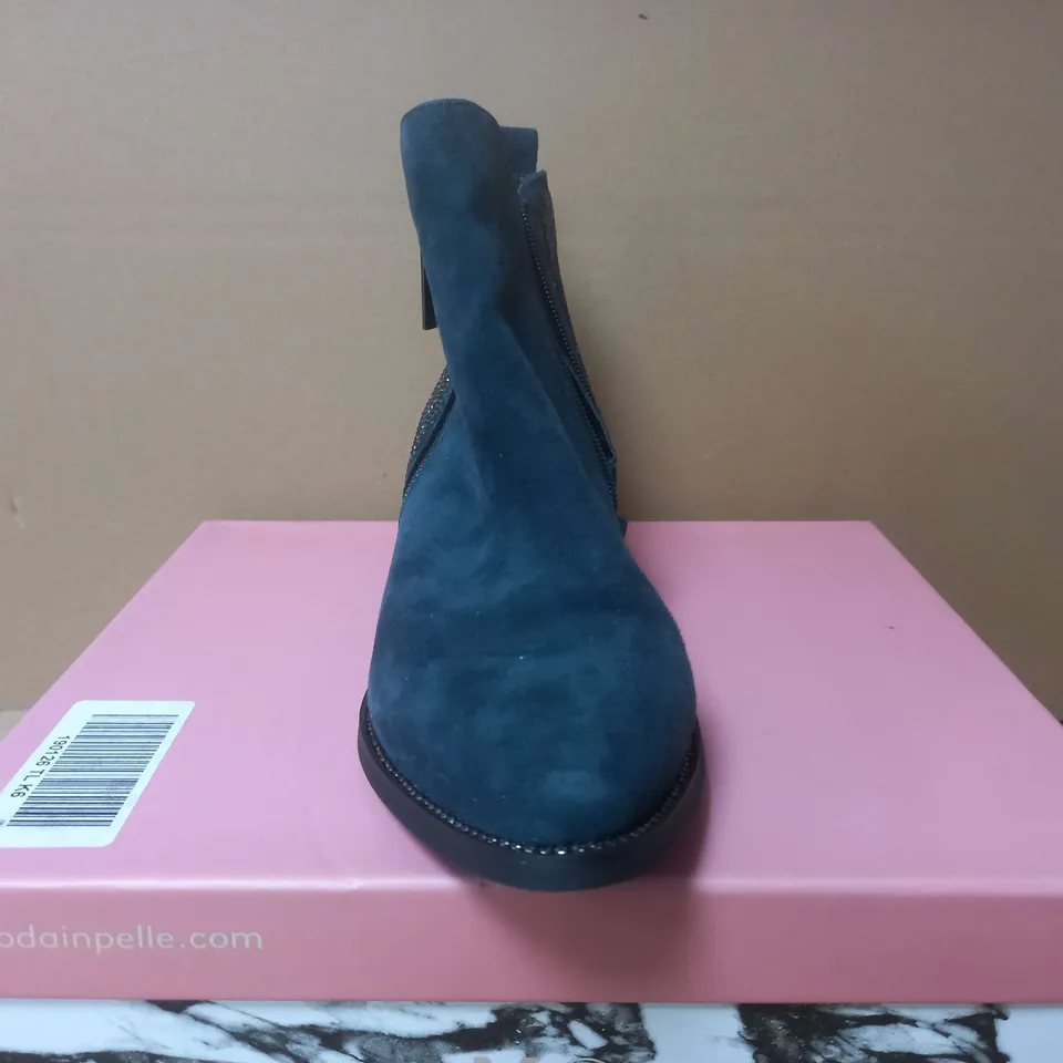 BOXED MODA IN PELLE LIGHT NAVY HEEL BOOTS - UK 6