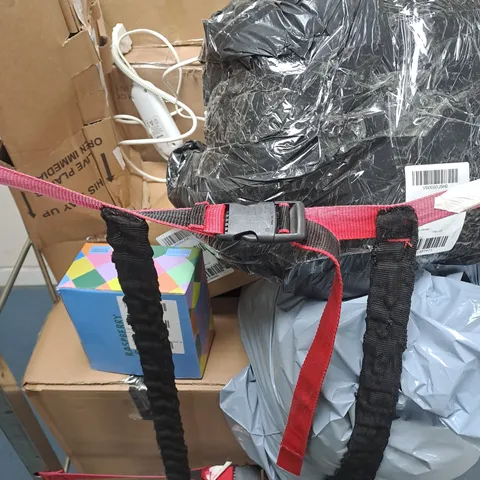APPROXIMATELY 10 ASSORTED DAMAGED ITEMS TO INCLUDE DOG BED, LAMP, ETC - COLLECTION ONLY