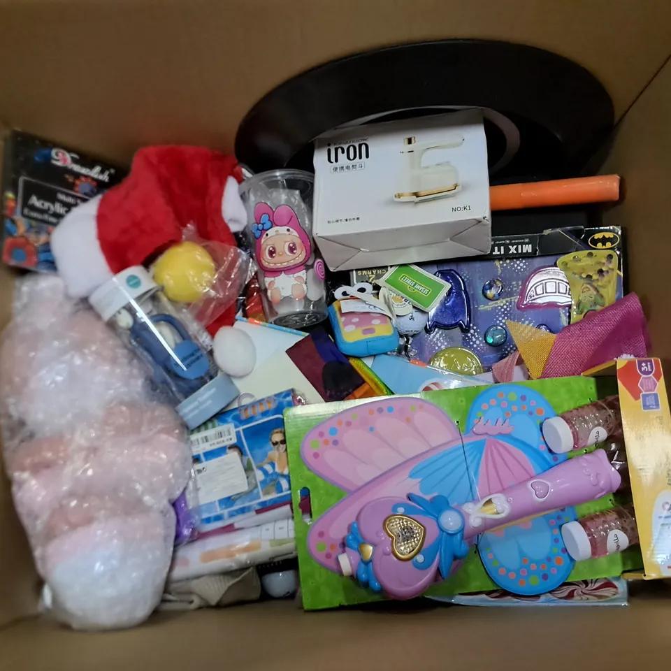 LOT OF APPROXIMATELY 25 ASSORTED TOYS AND GAMES TO INCLUDE NERF BLASTERS, FAIRY BUBBLE WAND AND TENNIS BALL