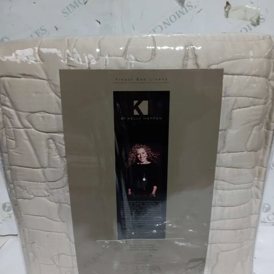 BOXED KELLY HOPPEN GEO BEDSPREAD AND SHAMS IN LATTE - DOUBLE