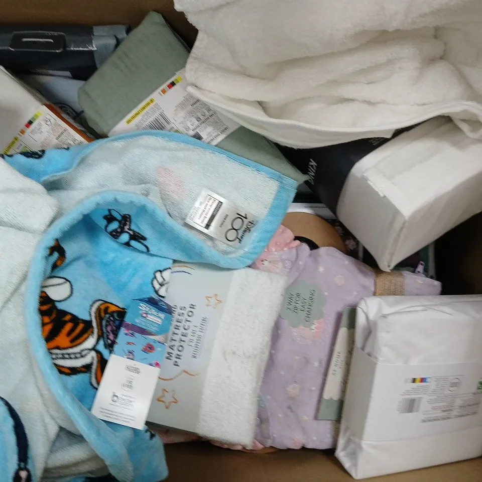 BOX OF APPROXIMATELY 10 ASSORTED BEDDING ITEMS IN VARIOUS STYLES, SIZES, AND COLOURS TO INCLUDE DUVET SETS AND PILLOWCASES, ETC - COLLECTION ONLY