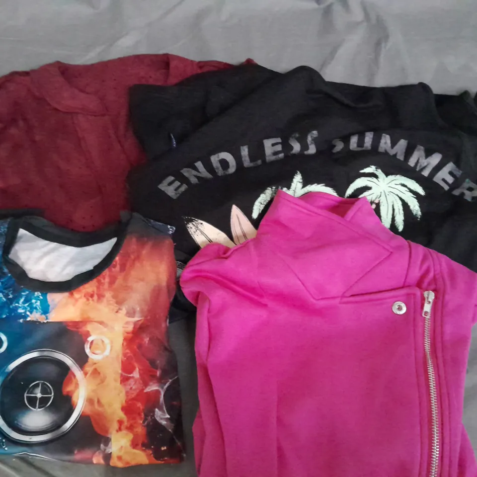 APPROXIMATELY 50 ASSORTED CLOTHING ITEMS TO INCLUDE - SHIRT, VEST, DRESS ETC. 