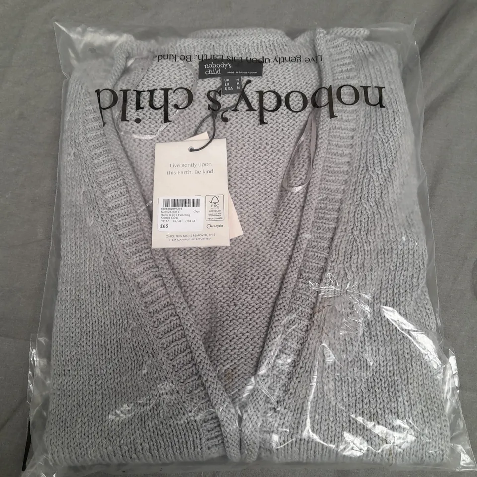 BAGGED NOBODYS CHILD HOOK & EYE FASTENING KNITTED CARDIGAN IN GREY - UK M