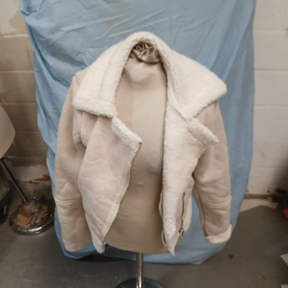 STRADIVARIUS BEIGE FAUX-SHERPA JACKET – WOMEN’S ZIP FRONT (EUR 5 / USA 5)