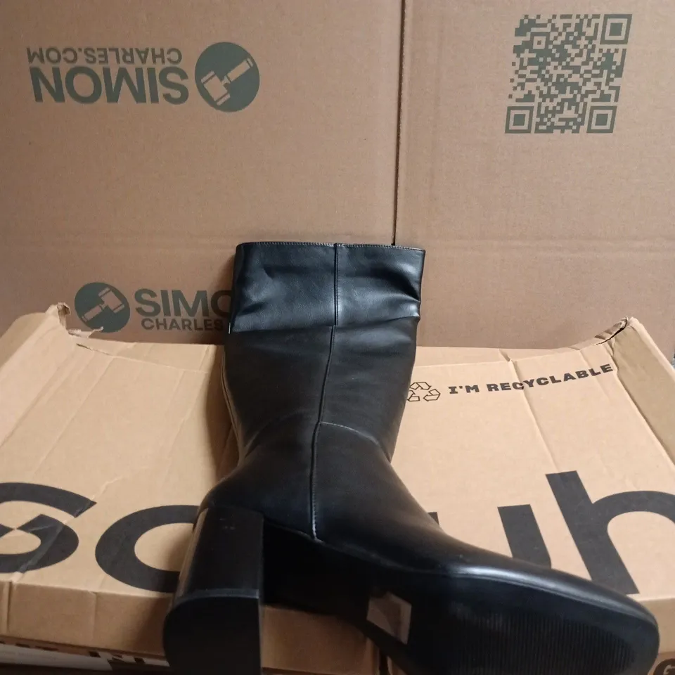 BOXED PAIR OF SCHUH BLACK HIGH-HEELED BOOTS WITH CHUNKY BLOCK HEEL - 6