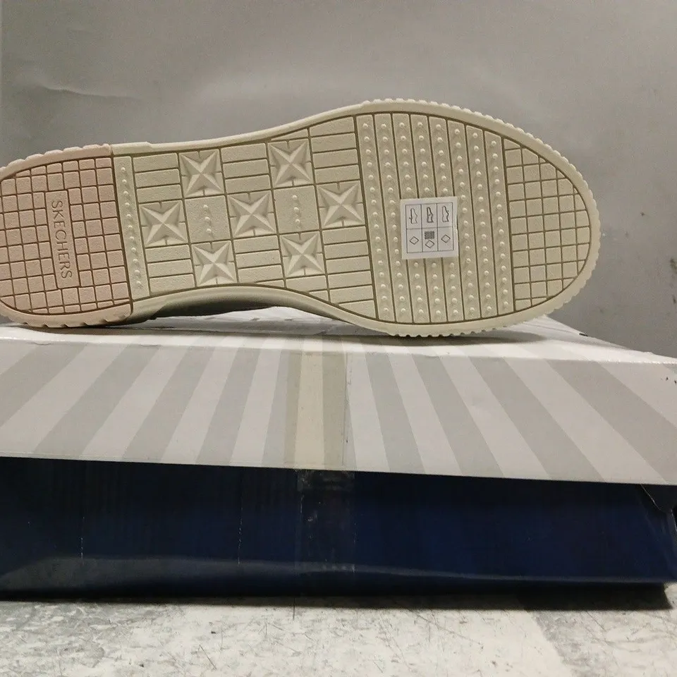 BOXED PAIR OF SKECHERS COURT & CLASSICS SHOES IN WHITE/PEACH SIZE UK 6