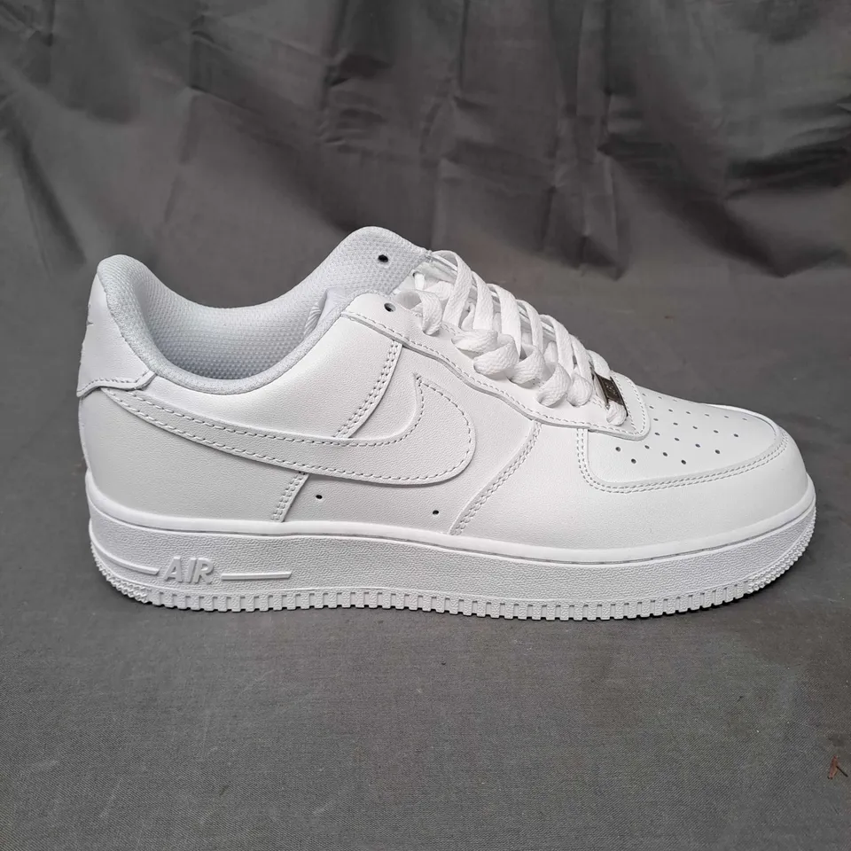 PAIR OF WHITE AIR FORCES 07 SIZE 8.5