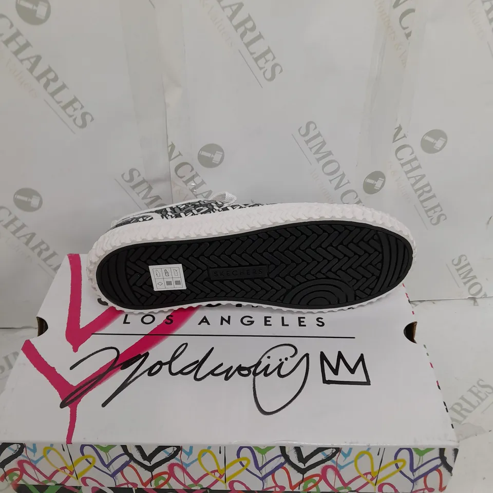 BOXED PAIR OF SKETCHERS STREET TAX TRAINERS SIZE 4 