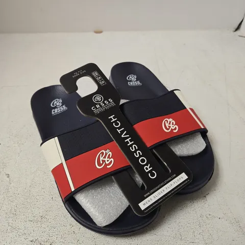 CROSSHATCH MEN’S SLIDER/FLIP-FLOPS – NAVY WITH RED STRAP, UK 8