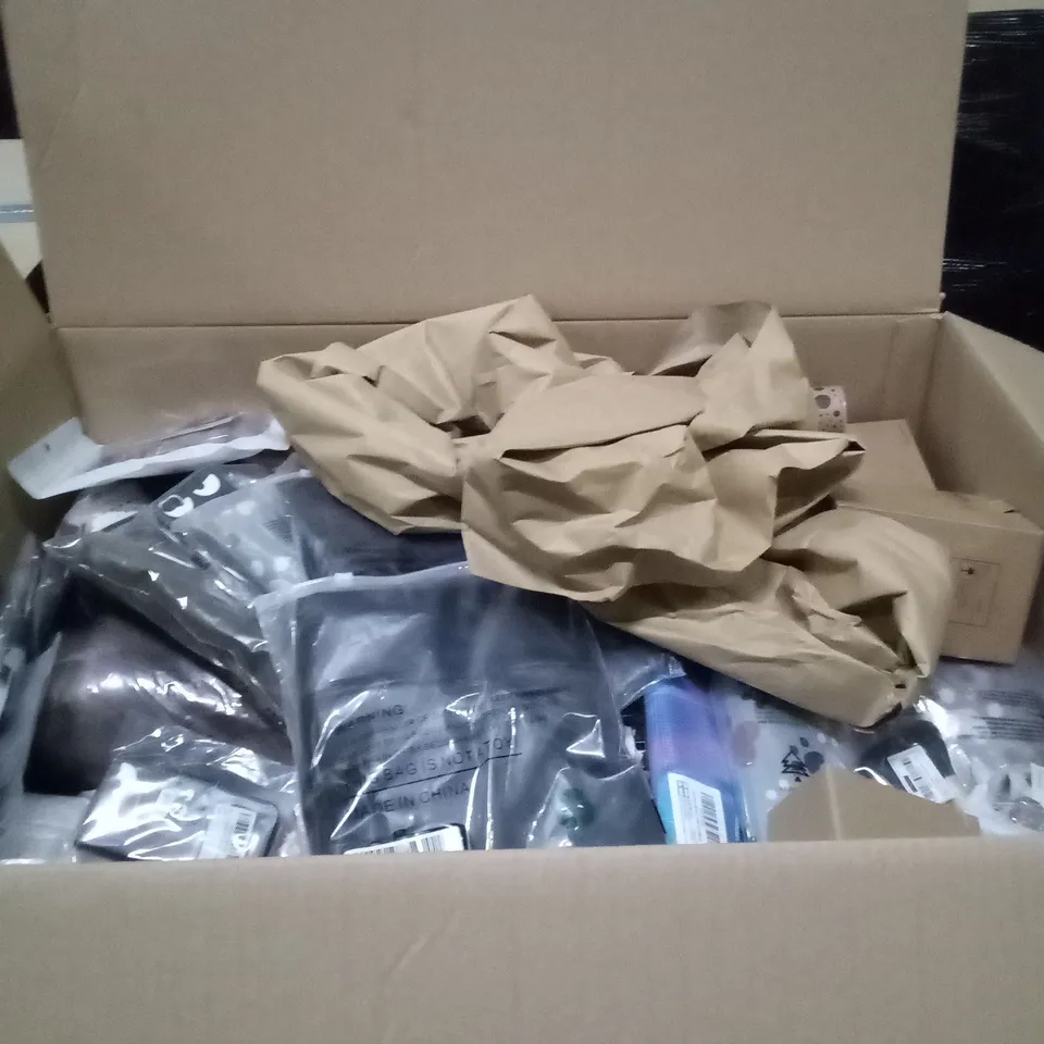 PALLET OF ASSORTED ITEMS INCLUDING SOLAR LIGHTING , FAUX LEATHER BAGS , PET COOLING PADS , ETC 