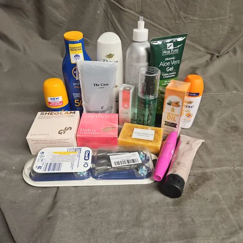 APPROXIMATELY 20 ASSORTED HEALTH & BEAUTY PRODUCTS TO INCLUDE - ELF SETTING SPRAY - ALOE VERA GEL - NIVEA SUN CREAM - ETC