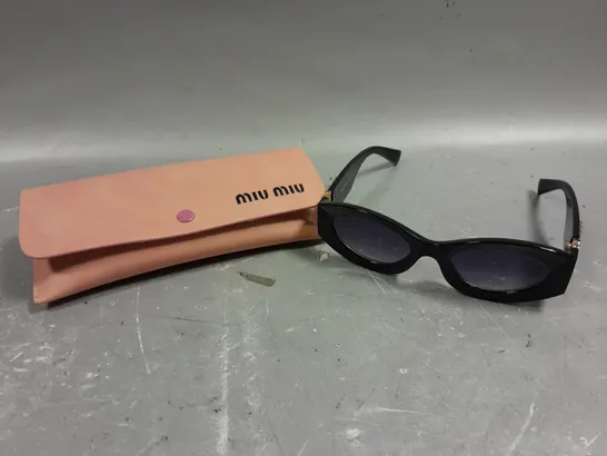 miu miu ブラック サングラス AE-MU09 Miu Miu MU 09YS 1AB5S0 Black Gold Dark Grey Cateye Women