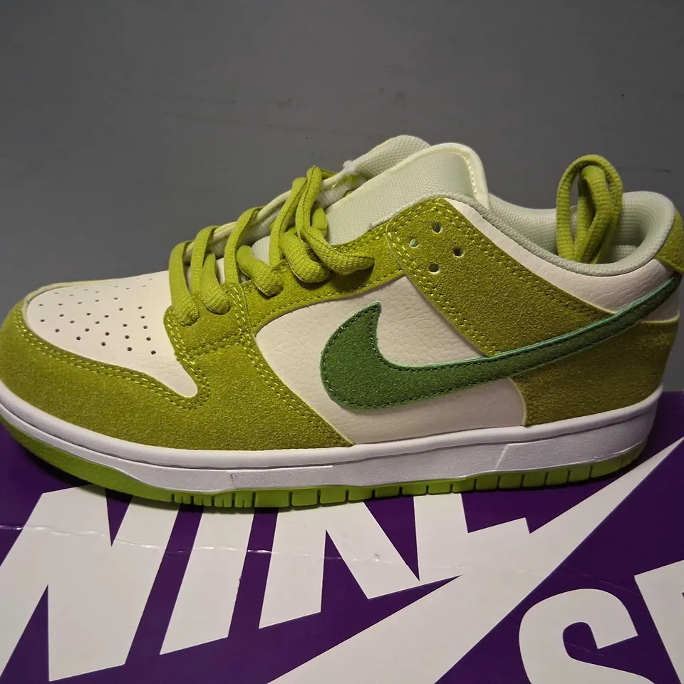 BOXED NIKE DUNK LOW APPLE GREEN SIZE 5.5