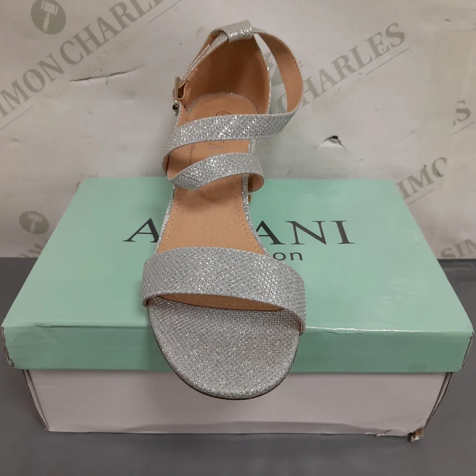 BOXED PAIR OF AJVANI COLLECTION OPEN TOE LOW BLOCK HEEL SANDALS IN SILVER W. GLITTER EFFECT UK SIZE 5