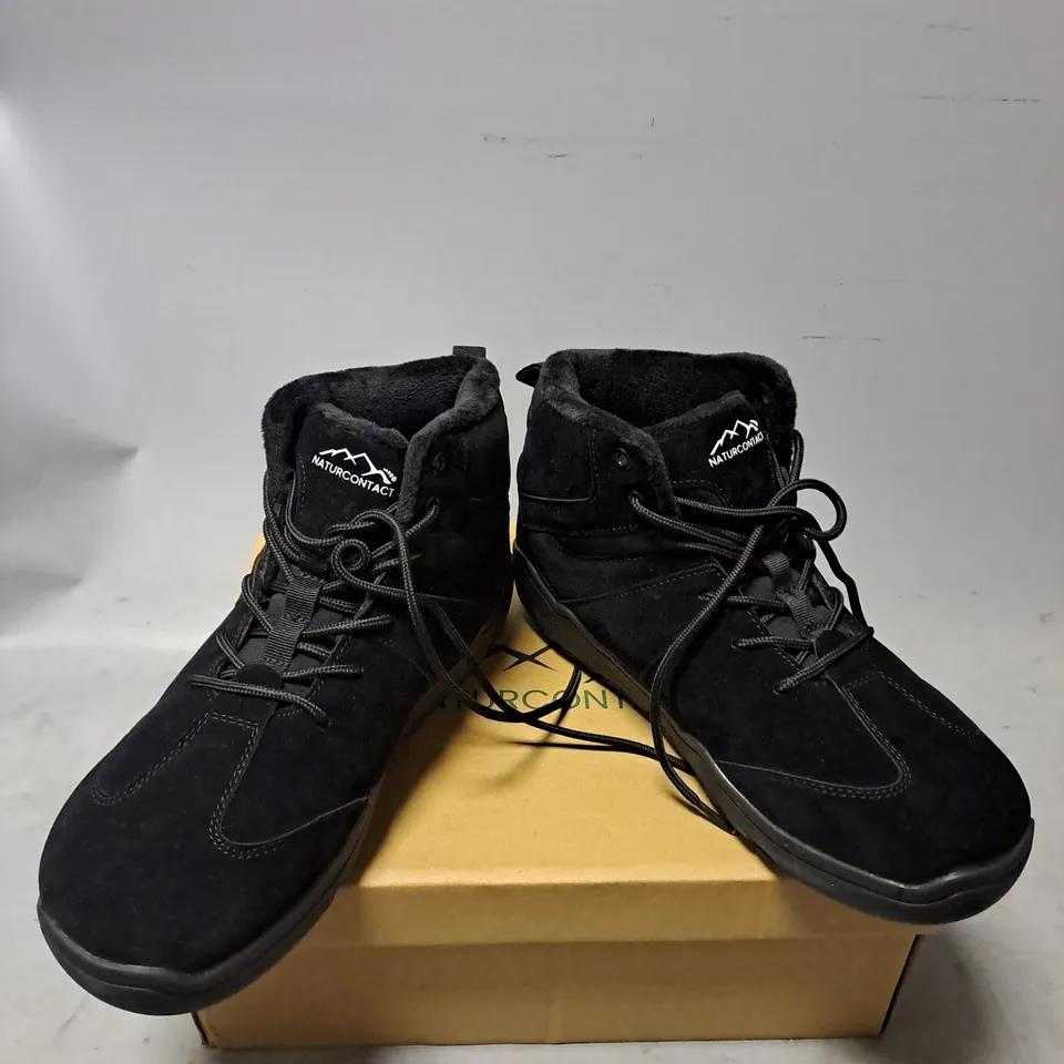 BOXED PAIR OF NATURE CONTACT BOOTS IN BLACK SIZE 7