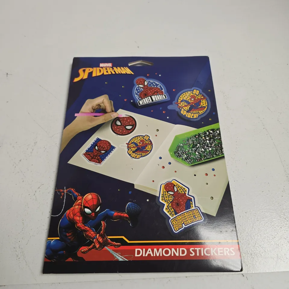 TOTE OF APPROXIMATELY 15 ASSORTED ITEMS INCLUDING TOM GATES RECYCLON WATER BOTTLE, SWIMMING EARPLUGS AND MARVEL SPIDERMAN DIAMOND STICKERS