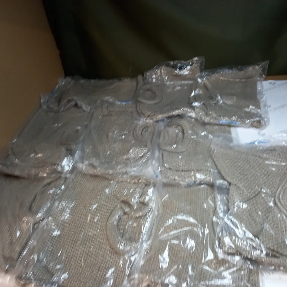 LOT OF APPROX 10 ASSORTED CLOTHING ITEMS IN VARIOUS SIZES