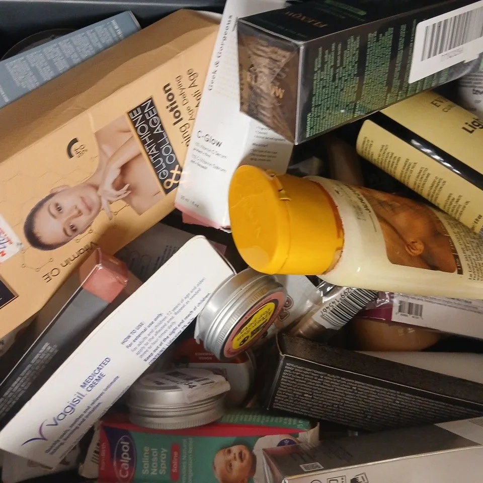 APPROXIMATELY 20 ASSORTED COSMETIC ITEMS INCLUDING VARIOUS MAKES AND BRANDS - COLLECTION ONLY