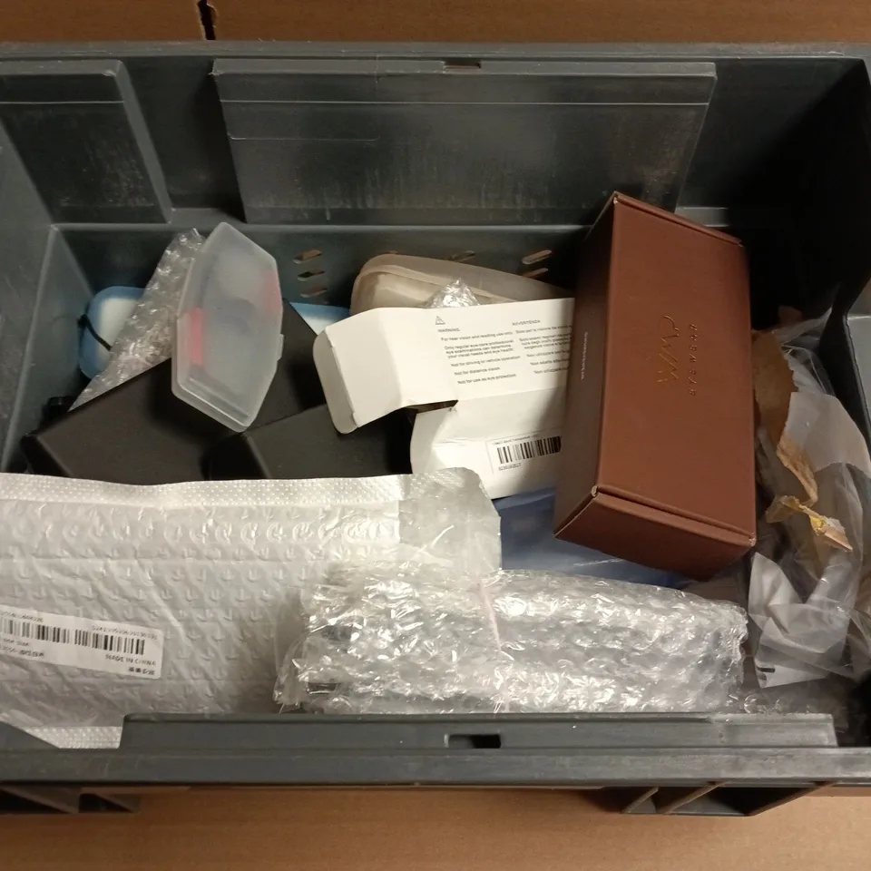 APPROXIMATELY 15 ASSORTED GLASSES/SUNGLASSES IN VARIOUS DESIGNS 