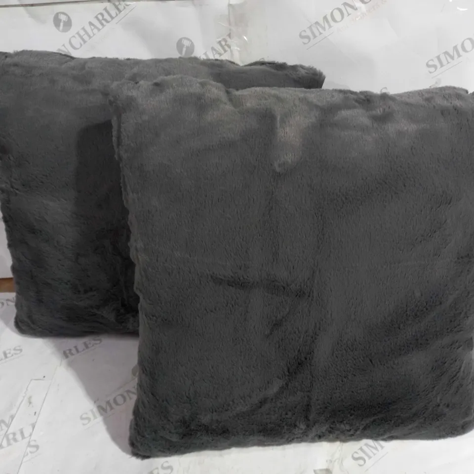 K BY KELLY HOPPEN SET OF 2 CUSHIONS WITH LUXURY THROW IN GREY