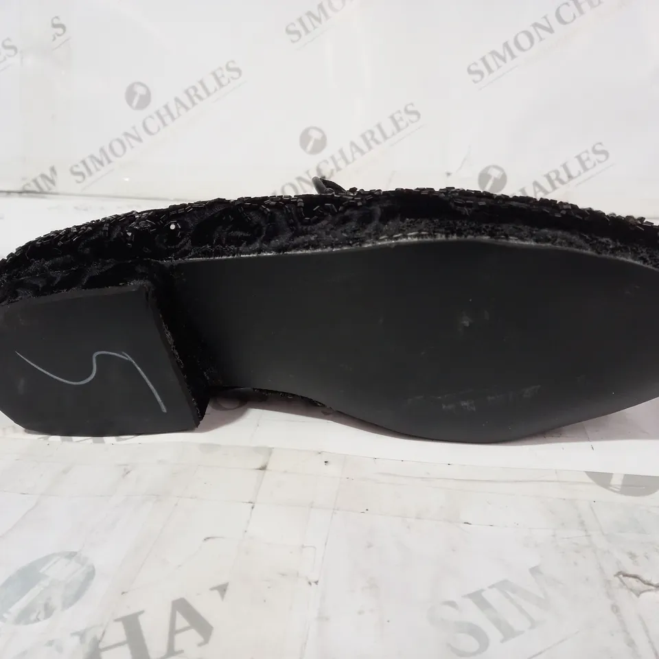BLACK BEADED PUMPS SIZE 5