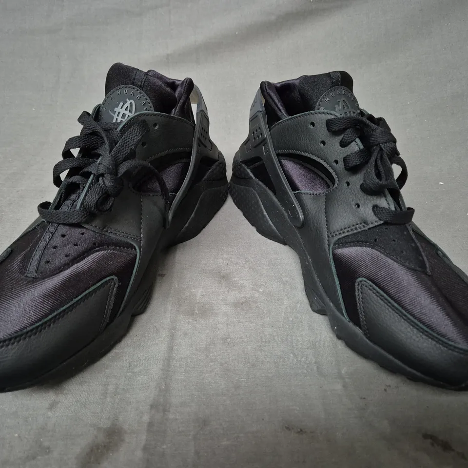 BOXED PAIR OF NIKE HUARACHE SHOES IN BLACK UK SIZE 9