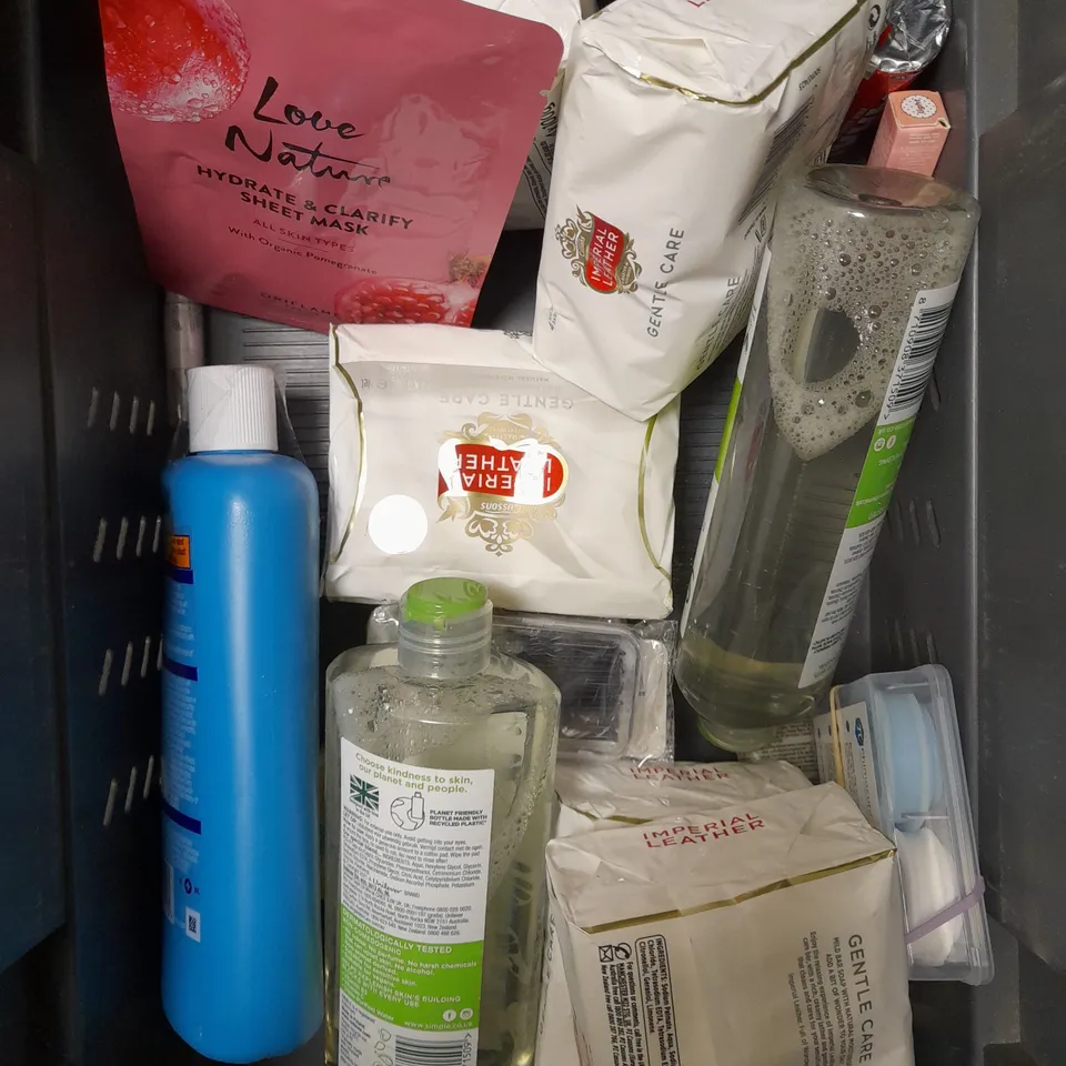 BOX OF APPROXIMATELY 20 ASSORTED HEALTH AND BEAUTY ITEMS TO INCLUDE ORIGINS FROTHY FACE WASH, THE ORDINARY ROSE HIP SEED OIL, PERSONAL LUBRICANT ETC