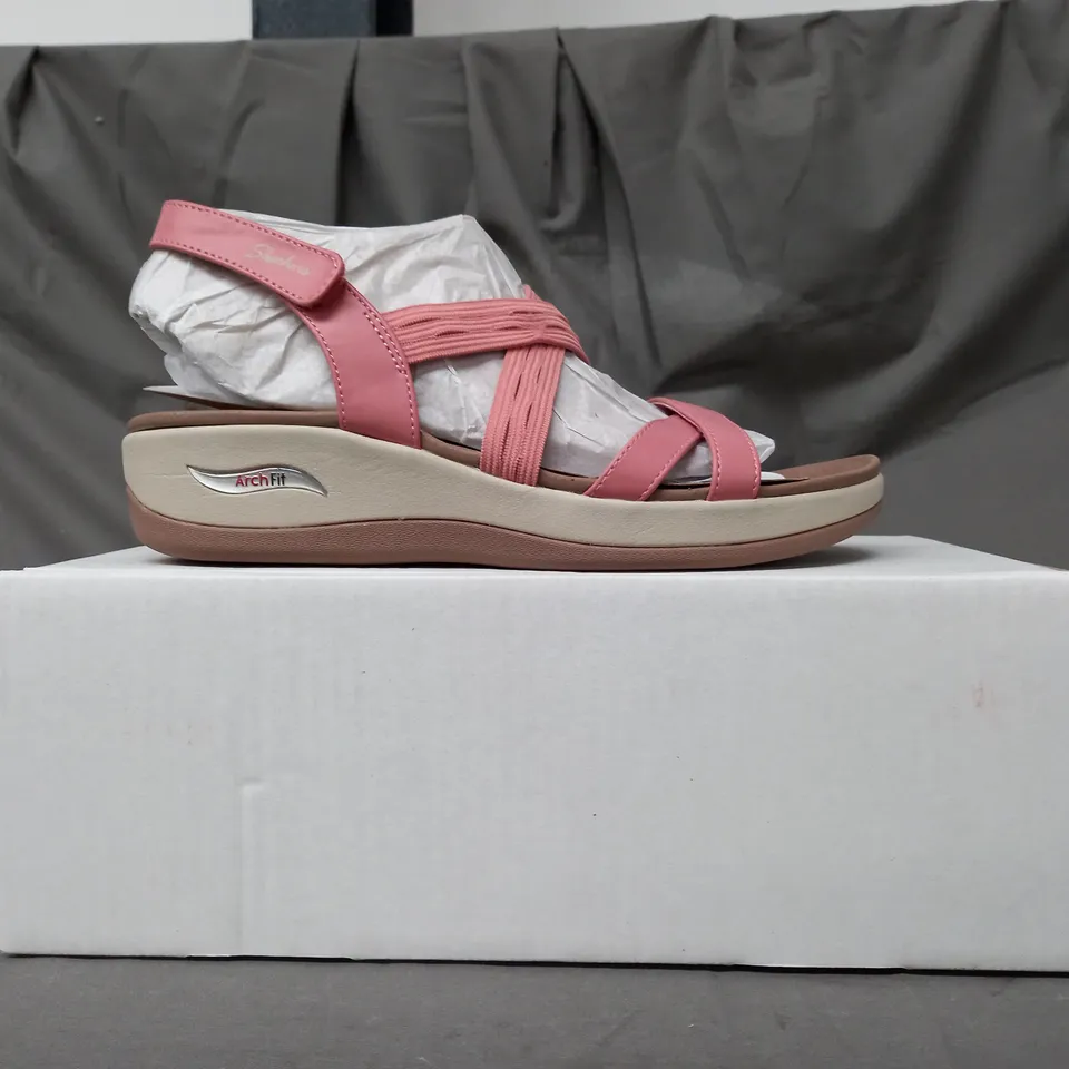 BOXED PAIR OF SKECHERS OPEN TOE SANDALS IN PINK SIZE 7