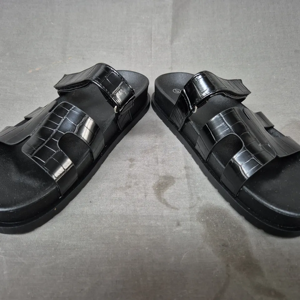 BOXED PAIR OF UNBRANDED OPEN TOE SANDALS IN BLACK CROC UK SIZE 5