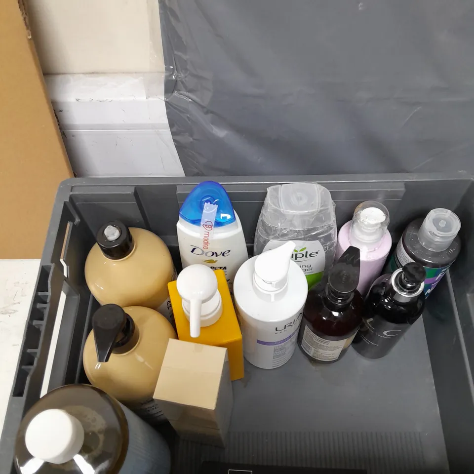 APPROXIMATELY 20 ASSORTED COSMETICS PRODUCTS TO INCLUDE - SANEX SHOWER CREAM, DR TEAL'S BODY LOTION AND ST TROPEZ DAILY FIRMING LOTION ETC. 
