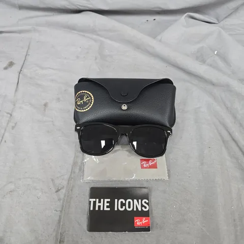 RAY-BAN SUNGLASSES – THE ICONS COLLECTION, BLACK FRAME