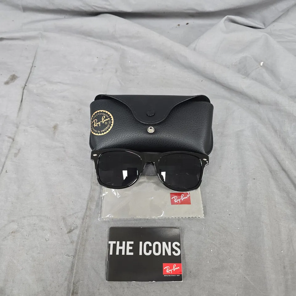 RAY-BAN SUNGLASSES – THE ICONS COLLECTION, BLACK FRAME