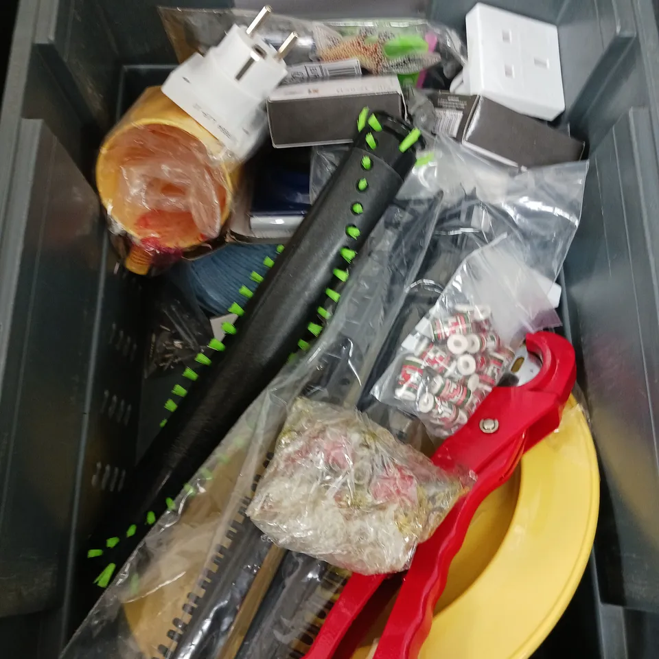 BOX OF APPROXIMATELY 8 ASSORTED ITEMS TO INCLUDE - WOOL, DOOR WEDGE ALARM, AND YELLOW BOWLS ETC. 