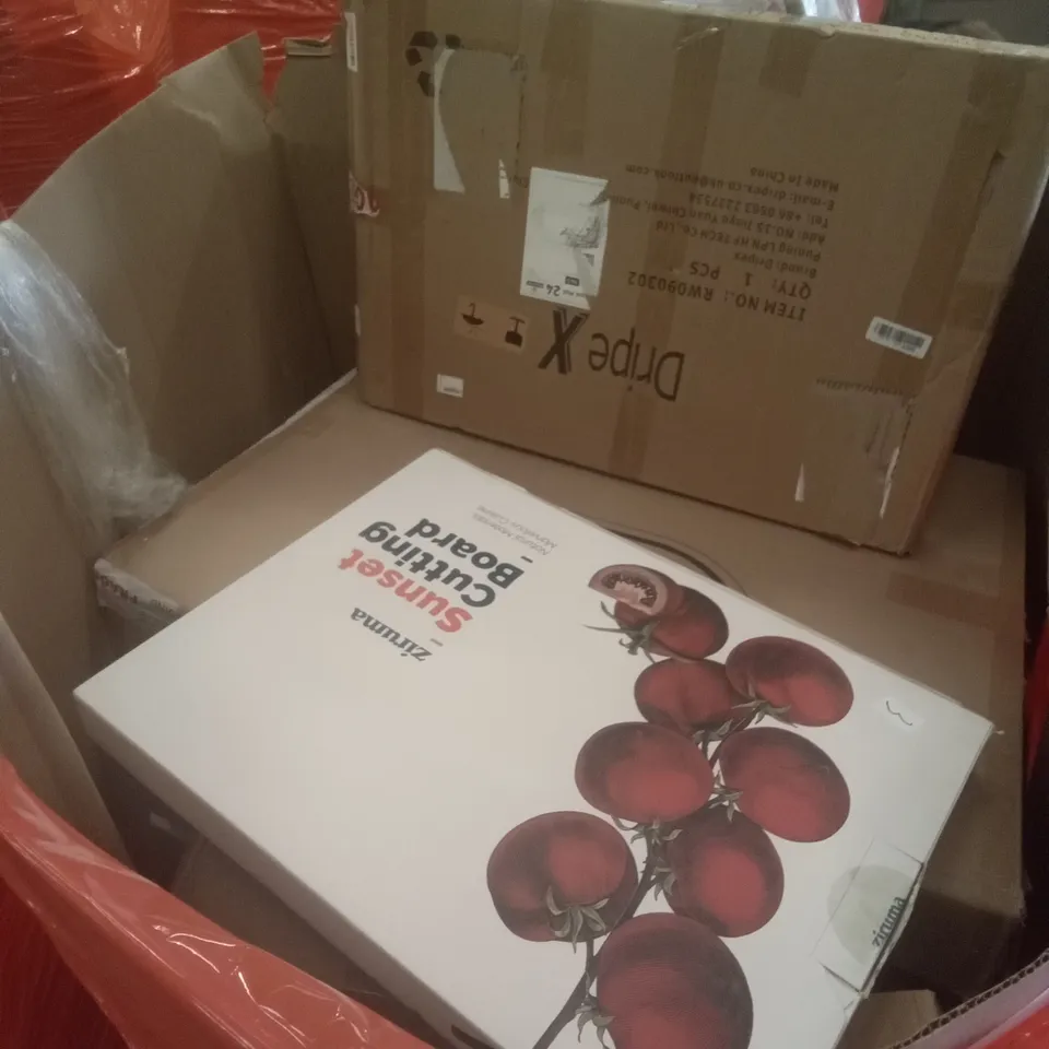 PALLET OF ASSORTED ITEMS INCLUDING STEP LADDERS, BATHROOM MIRRORS, WOODEN CUTTING BOARDS