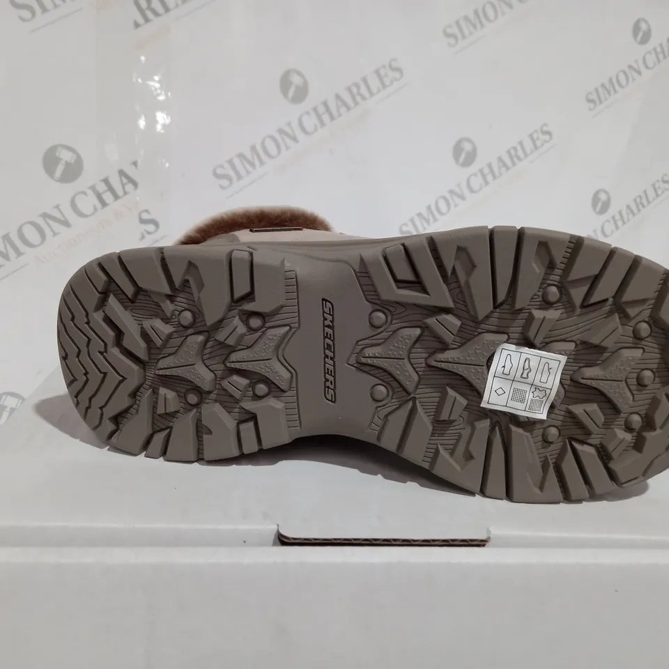 BOXED PAIR OF SKECHERS TREGO LACE UP FAUX FUR CUFF WATERPROOF BOOT TAUPE - SIZE 3
