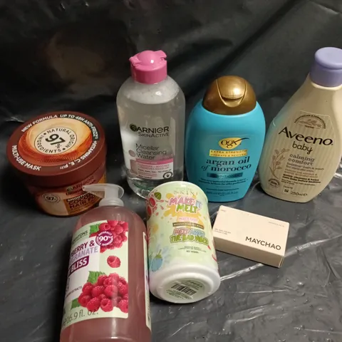 APPROXIMATELY 15 ASSORTED HEALTH & BEAUTY PRODUCTS TO INCLUDE NAIL POLISH, MAKE UP WIPES, GARNIER HAIR FOOD ETC 