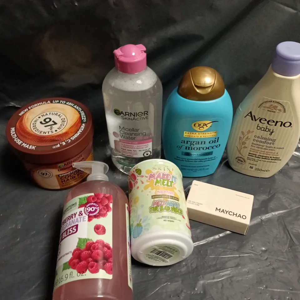 APPROXIMATELY 15 ASSORTED HEALTH & BEAUTY PRODUCTS TO INCLUDE NAIL POLISH, MAKE UP WIPES, GARNIER HAIR FOOD ETC 